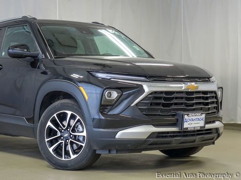 Used 2025 Chevrolet TrailBlazer LT AWD/4WD image 3