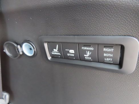 New 2026 Chrysler Pacifica Pinnacle w/ Trailer Tow Group image 23