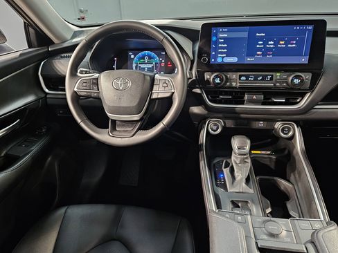 Certified 2025 Toyota Grand Highlander AWD image 9