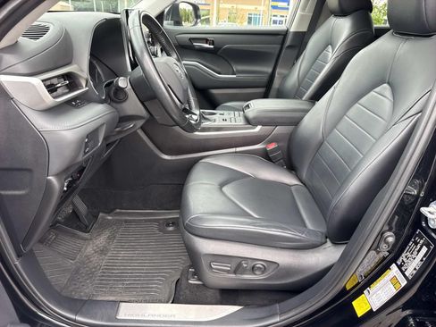 Used 2021 Toyota Highlander XLE AWD/4WD image 29