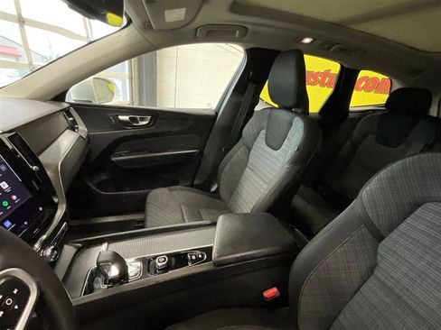 Used 2022 Volvo XC60 B5 Momentum image 13