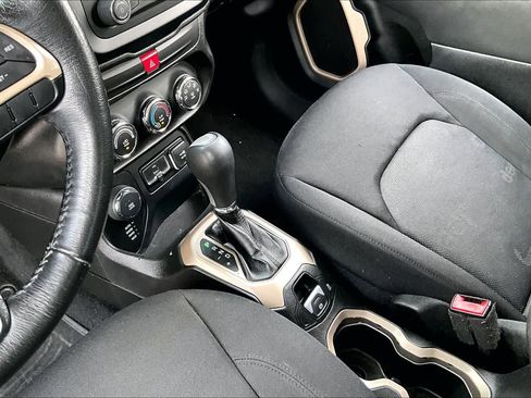 Used 2016 Jeep Renegade Latitude AWD/4WD image 17