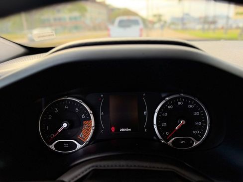Used 2023 Jeep Renegade Latitude AWD/4WD image 20