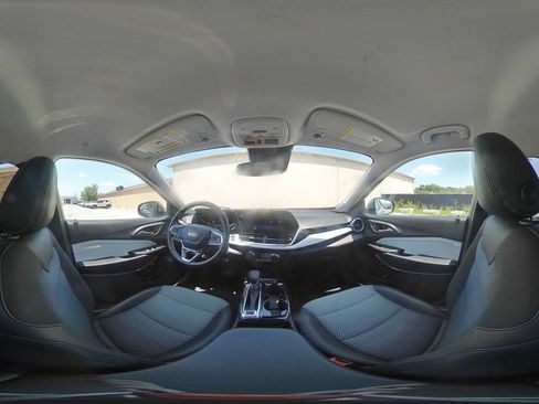 Used 2025 Chevrolet Trax LT w/ LT Convenience Package FWD image 42