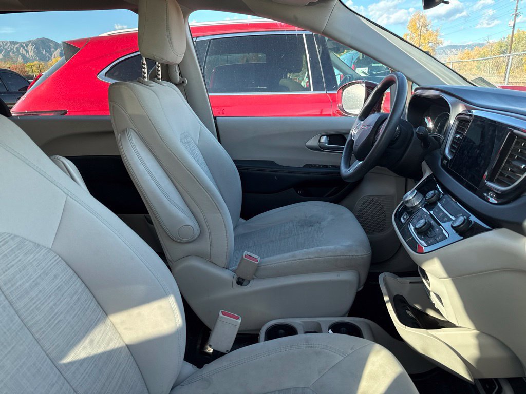 Used 2018 Chrysler Pacifica Touring Plus FWD image 3