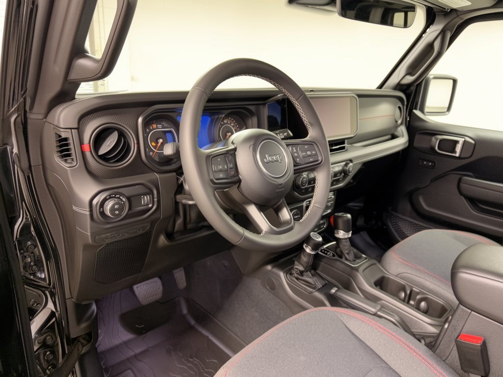 Used 2025 Jeep Gladiator Rubicon w/ Technology Group AWD/4WD image 4