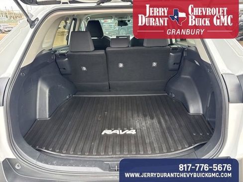 Used 2020 Toyota RAV4 LE image 11