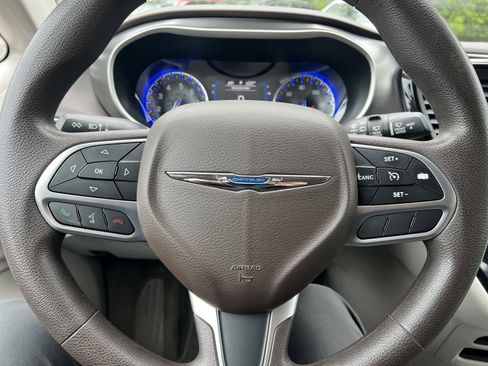 Used 2017 Chrysler Pacifica LX FWD image 9