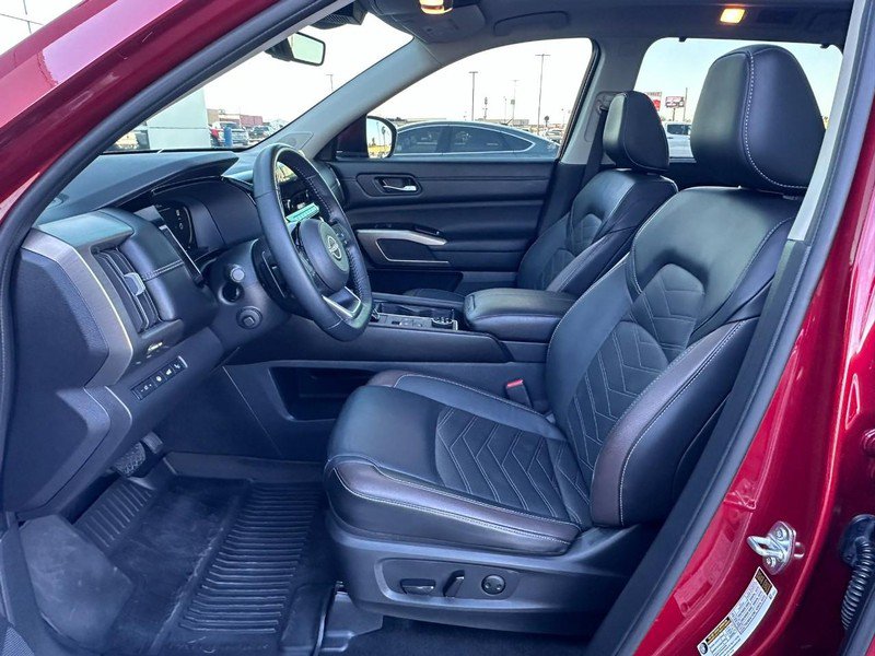 Used 2024 Nissan Pathfinder Platinum AWD/4WD image 7