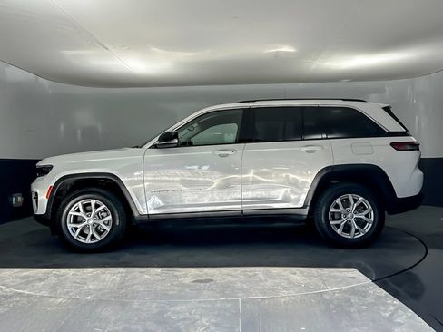Used 2023 Jeep Grand Cherokee Limited AWD/4WD image 6