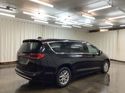 Used 2024 Chrysler Pacifica Touring-L FWD image 5