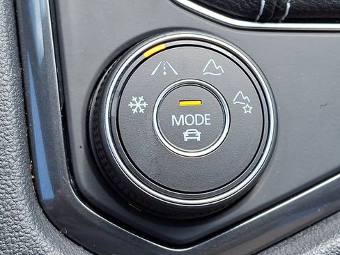 Used 2022 Volkswagen Tiguan SE AWD/4WD image 22