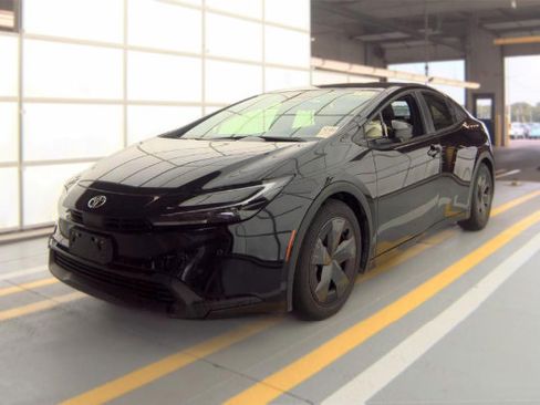 Used 2025 Toyota Prius LE FWD image 2