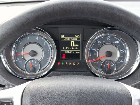 Used 2016 Chrysler Town & Country Touring-L image 23