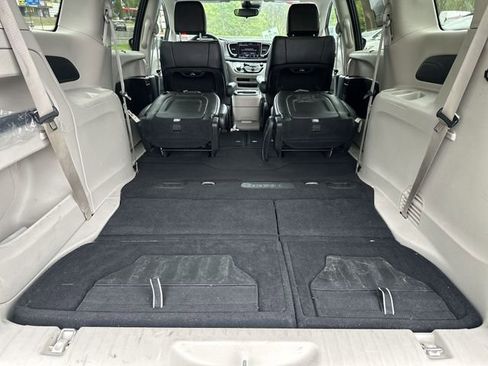 Used 2023 Chrysler Pacifica Touring-L FWD image 23