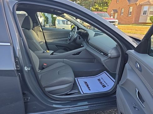 Used 2025 Hyundai Elantra SEL image 15