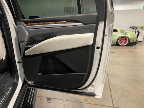 Used 2025 Cadillac Escalade ESV Sport Platinum AWD/4WD image 45
