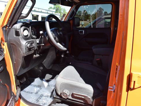 Used 2025 Jeep Gladiator Rubicon w/ Technology Group image 12