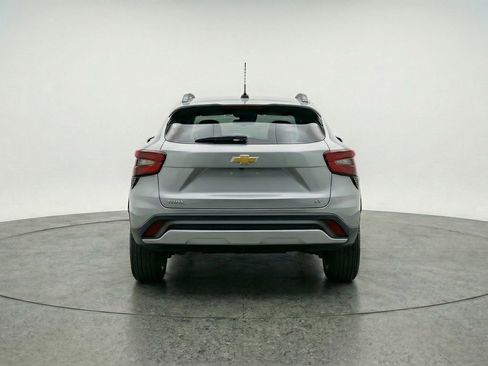 Used 2025 Chevrolet Trax LT w/ LT Convenience Package image 6