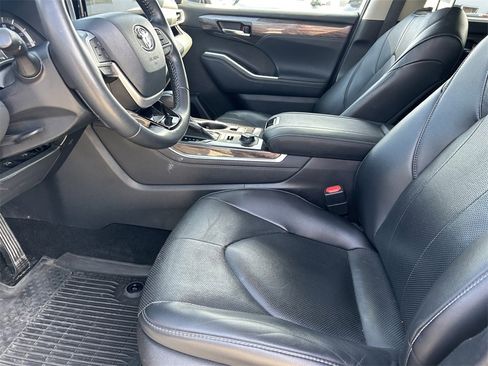 Used 2022 Toyota Highlander Limited image 11