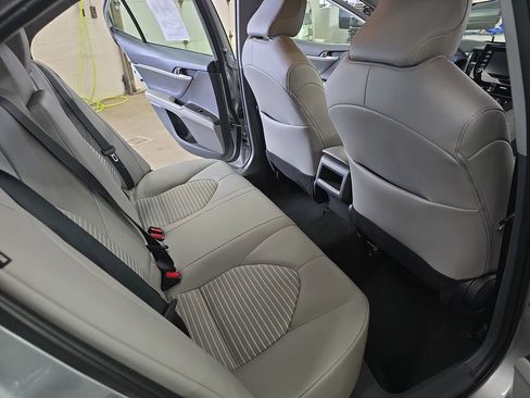 Used 2024 Toyota Camry SE FWD image 11