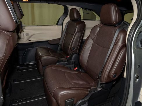 Used 2022 Toyota Sienna Platinum image 9