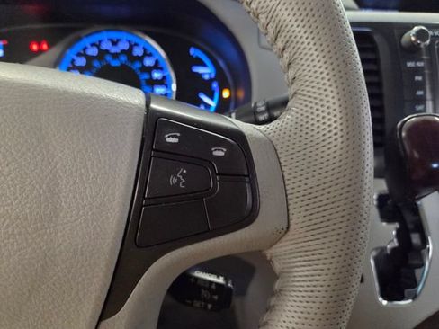 Used 2013 Toyota Sienna XLE w/ Premium Pkg FWD image 26