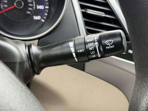 Used 2015 Hyundai Elantra SE FWD image 29