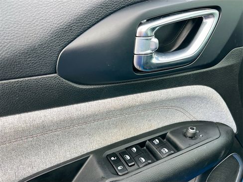 Used 2023 Jeep Compass Latitude image 18