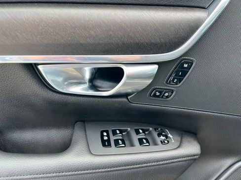 Used 2020 Volvo V90 T6 Cross Country image 24