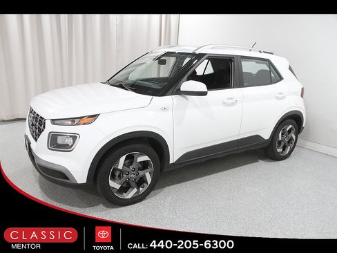 Used 2024 Hyundai Venue SEL FWD image 3
