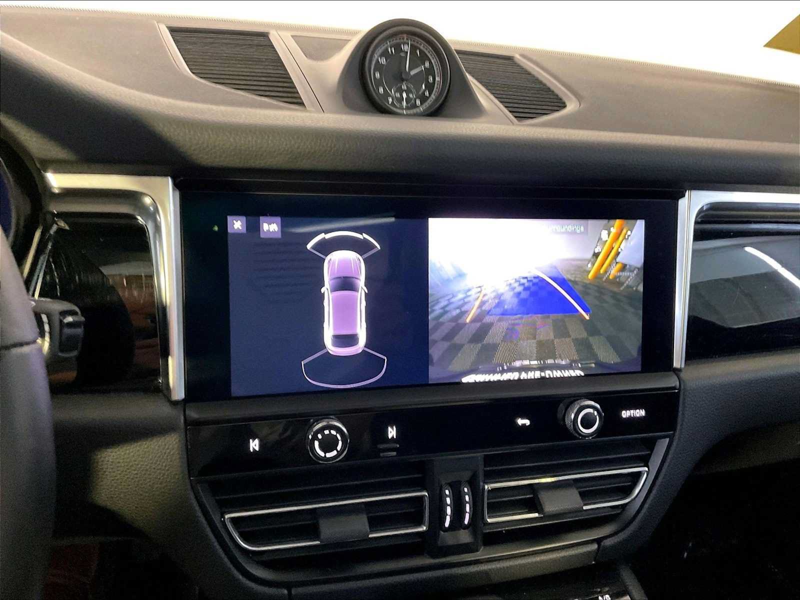 Certified 2022 Porsche Macan AWD/4WD image 31