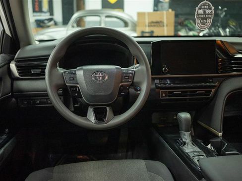 Used 2025 Toyota Camry SE image 17