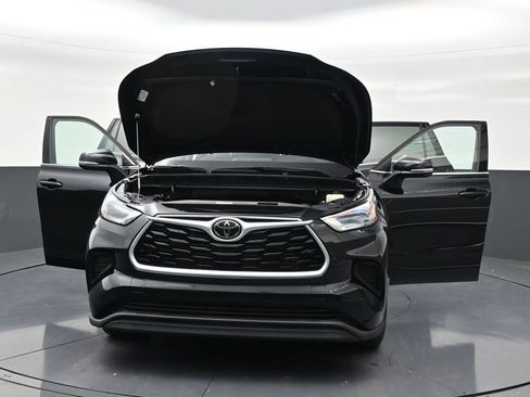 Used 2022 Toyota Highlander L FWD image 34