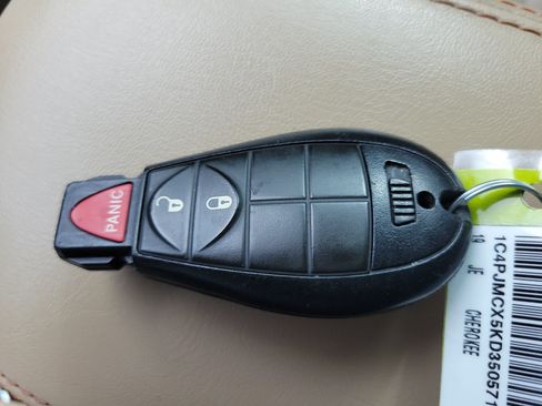 Used 2019 Jeep Cherokee Latitude w/ Popular Appearance Group AWD/4WD image 32