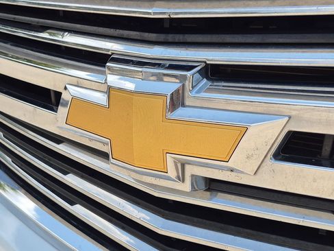 Used 2015 Chevrolet Suburban LTZ RWD image 5
