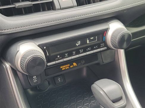 Used 2021 Toyota RAV4 LE image 26