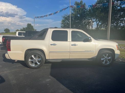 Used 2011 Chevrolet Avalanche LTZ RWD image 3