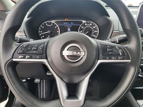 Used 2024 Nissan Altima 2.5 SV image 3