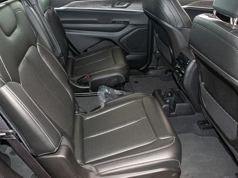 Used 2023 Jeep Grand Cherokee L Limited w/ Luxury Tech Group II AWD/4WD image 11