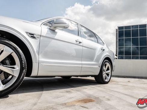 Used 2017 Bentley Bentayga AWD/4WD image 26