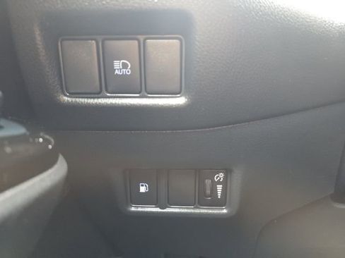 Used 2022 Toyota C-HR Limited FWD image 11