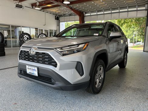 Used 2025 Toyota RAV4 XLE AWD/4WD image 4