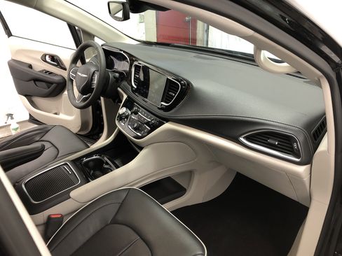 Certified 2024 Chrysler Pacifica Limited FWD image 16
