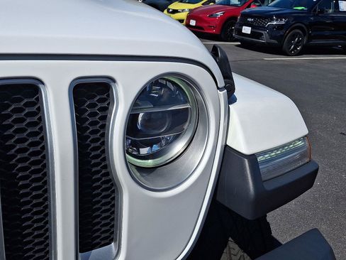 Used 2018 Jeep Wrangler Unlimited Sahara AWD/4WD image 9