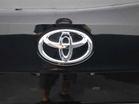 Used 2021 Toyota Highlander XLE AWD/4WD image 26