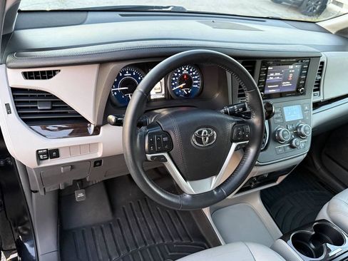 Used 2019 Toyota Sienna XLE FWD image 16