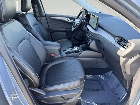 Used 2025 Ford Escape SE w/ PHEV Premium Package image 17