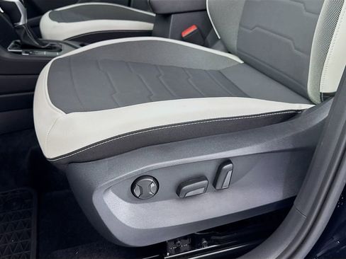 Used 2025 Volkswagen Taos SE image 24