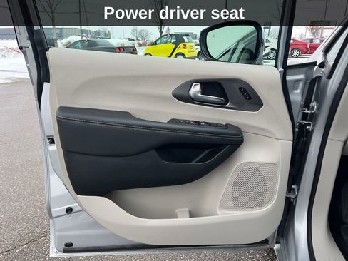 Used 2024 Chrysler Pacifica Touring-L image 13